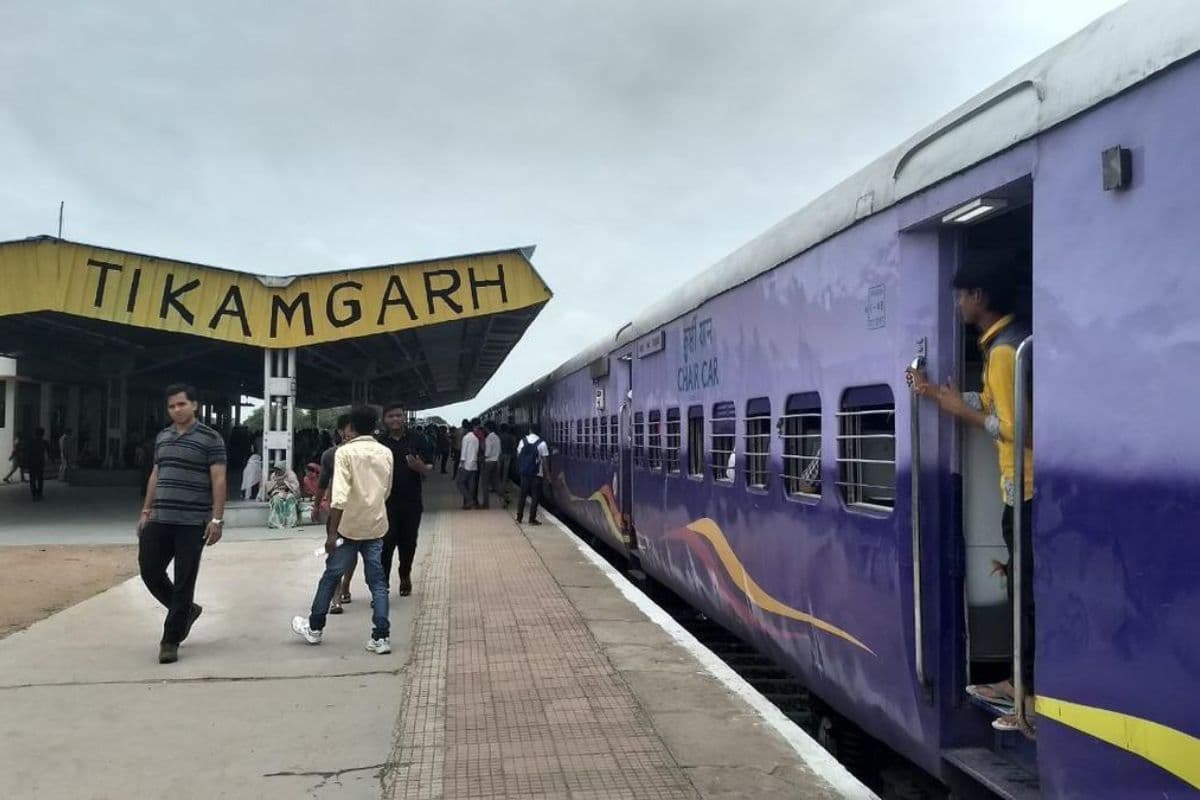 Tikamgarh News : रेलवे स्टेशन पर यात्रियों ने चोर को रंगे हाथों पकड़ा, फिर कर दी जमकर पिटाई, अब सोशल मीडिया पर वायरल हुआ वीडियो