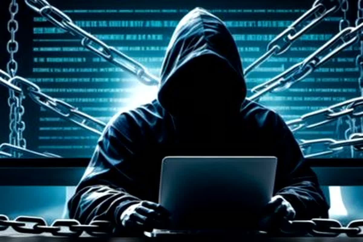 Raipur Crime News: छत्तीसगढ़ में सरकारी योजनाओं के नाम पर ठगी! APK फाइल भेजी… फिर फोन हैक कर उड़ाते थे करोड़ों रुपए, पुलिस ने अंतरराज्यीय साइबर गैंग का किया भंडाफोड़