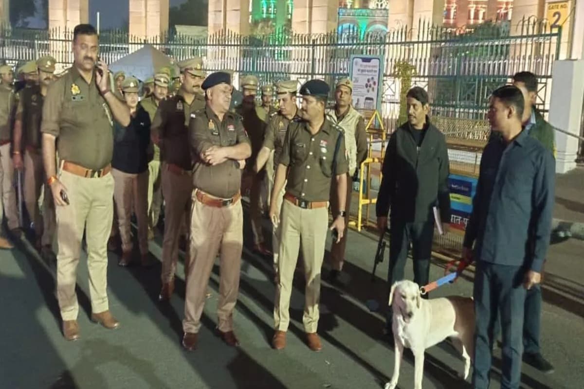 Ram Mandir Dhwajarohan: राम मंदिर में ध्वजारोहण से पहले कई इमारतों को उड़ाने की धमकी, राजधानी के इस मॉल के वाशरूम में मिला पत्र, अलर्ट मोड पर सुरक्षा एजेंसियां