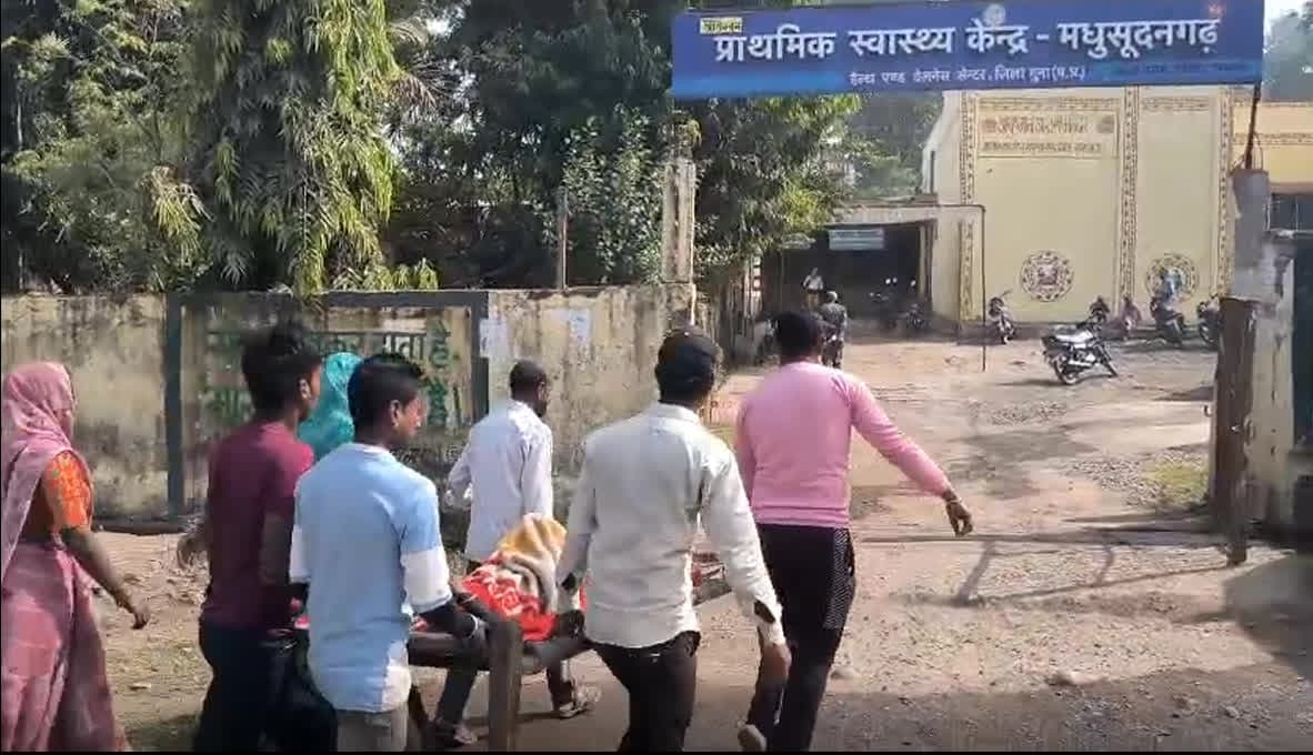 Guna News: परिजन करते रहे बार-बार 108 पर कॉल, फिर भी नहीं आई एंबुलेंस, बेबस होकर महिला को ऐसे पहुँचाया अस्पताल