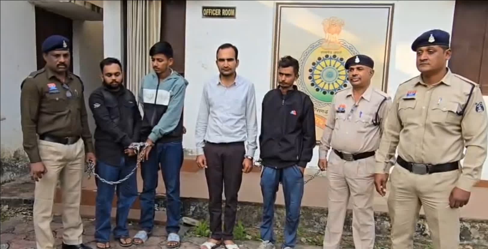 Rajnandgaon Fraud News: कभी सीबीआई अधिकारी तो कभी जज! चार युवकों के घिनौने खेल का हुआ पर्दाफाश, हत्थे चढ़ा पूरा गिरोह
