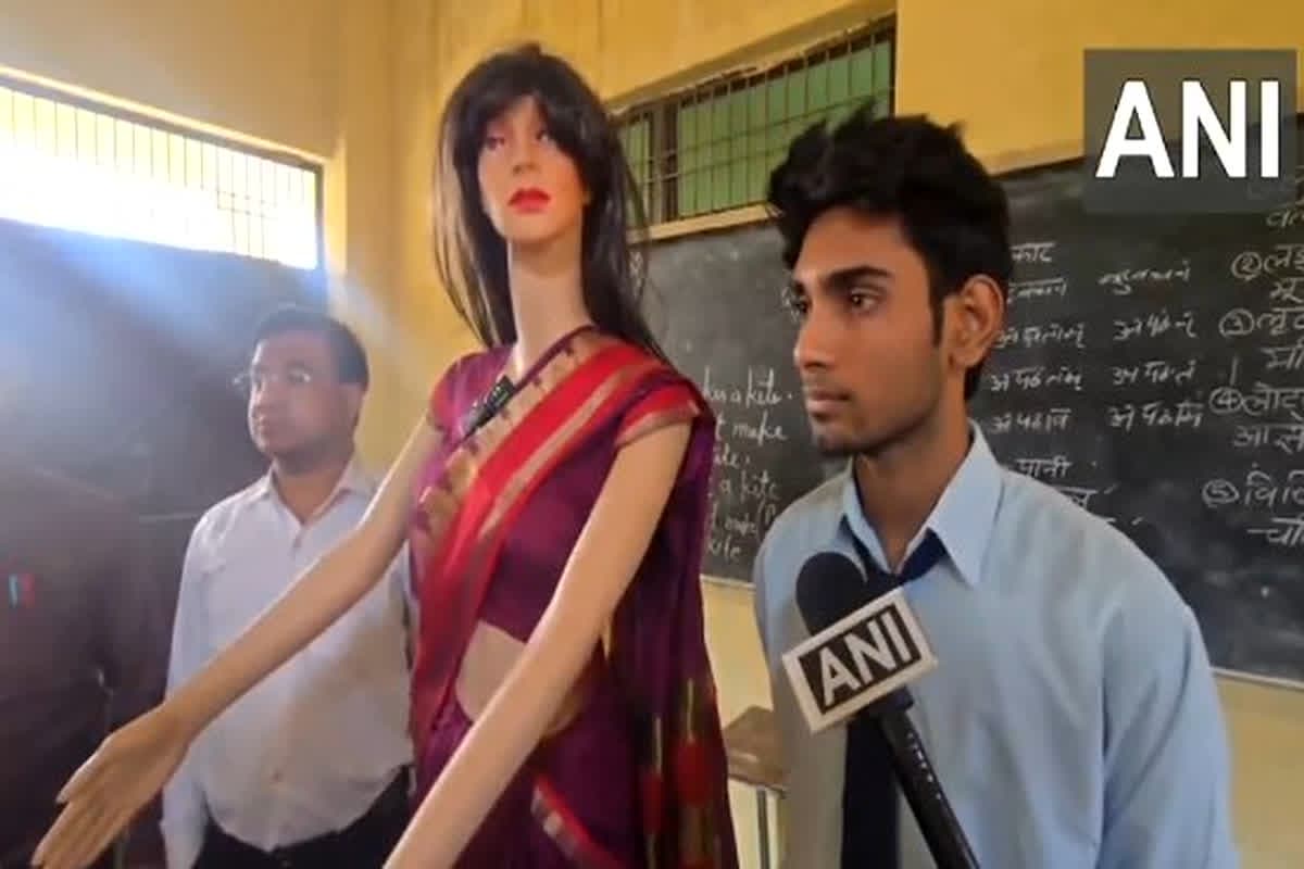 AI Robot Teacher In UP: हेल्लो मेरा नाम सोफी है… AI शिक्षक को देख बच्चे हुए हैरान, 12वीं के छात्र ने किया है रोबोट का निर्माण, देखें वायरल हो रहा वीडियो