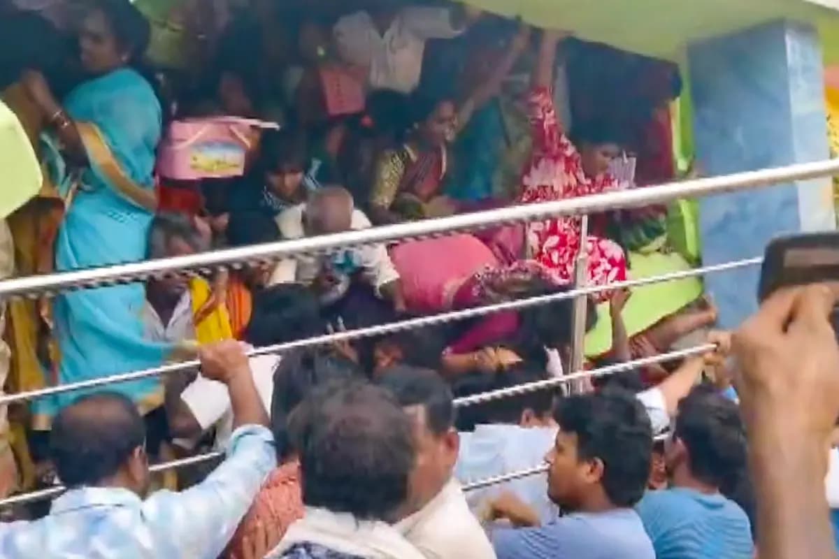 Accidents at 3 temples: 2025 में तीन बड़े मंदिर में हुए हादसों में 22 लोगों की मौत, करीब 100 हुए घायल