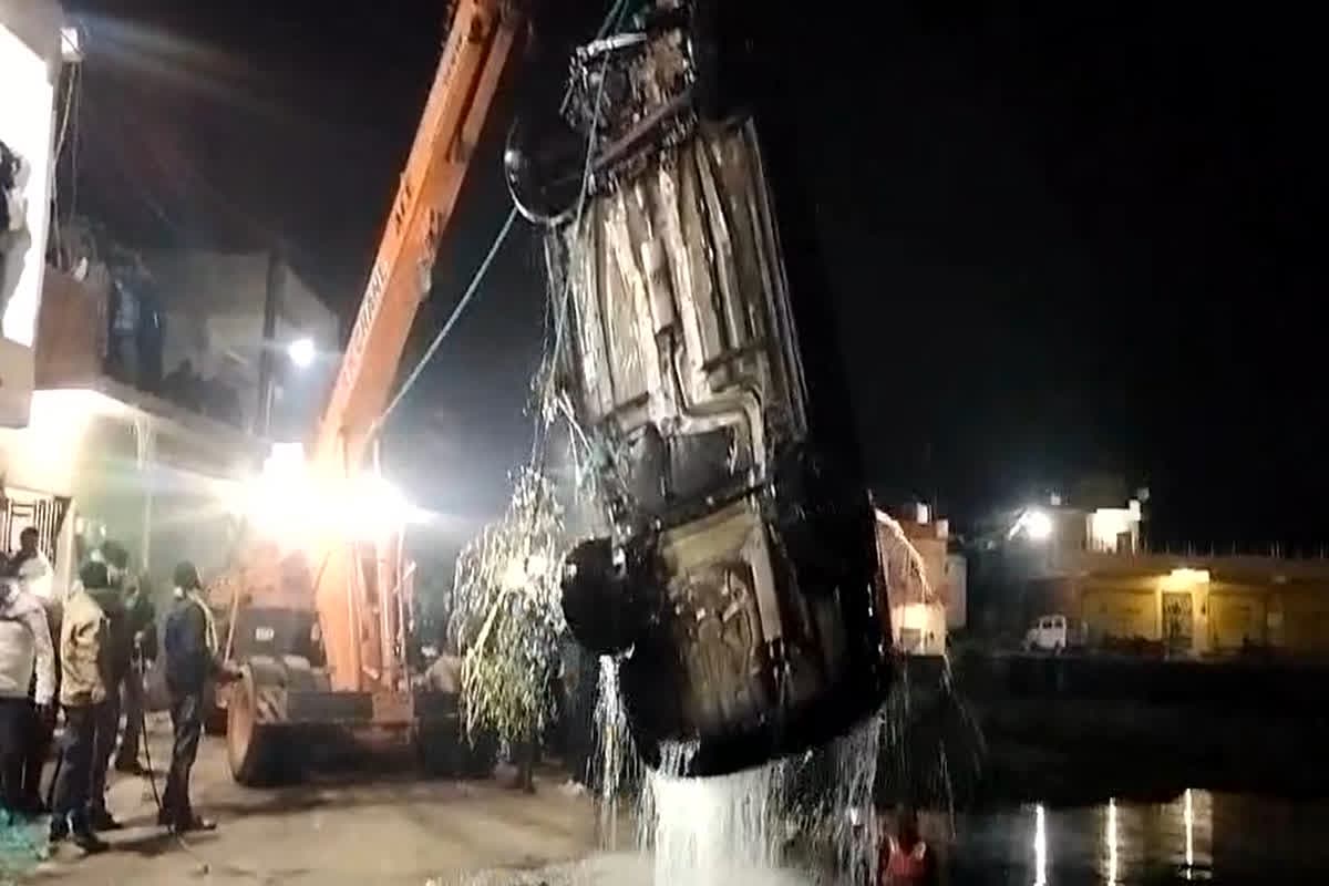 Katni Road Accident News: अनियंत्रित होकर तालाब में गिरी कार, दो युवकों की हुई मौत, वायरल हुआ वीडियो