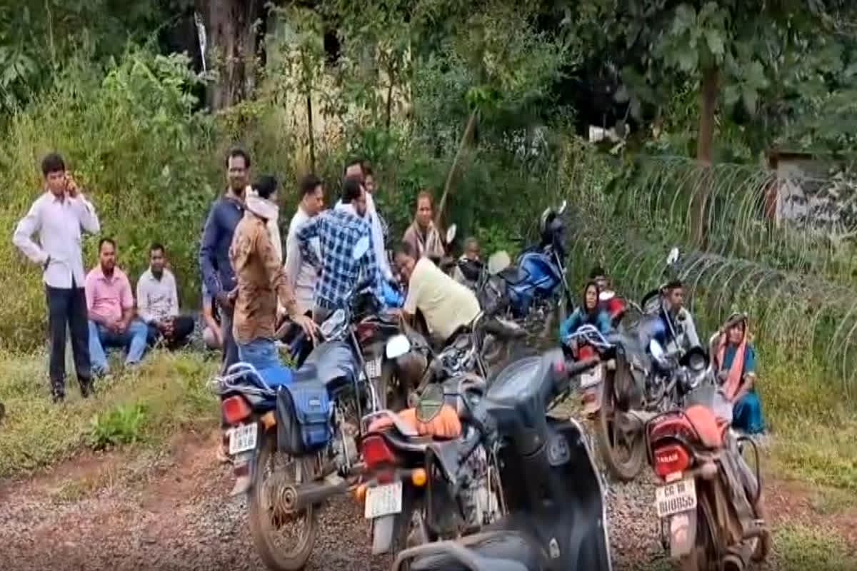 Chhattisgarh Dharmantaran News: ग्रामीणों ने गांव में नहीं दफनाने दी धर्मांतरित व्यक्ति की लाश, थाने में डेड बॉडी छोड़ गए परिजन, हुआ जमकर हंगामा