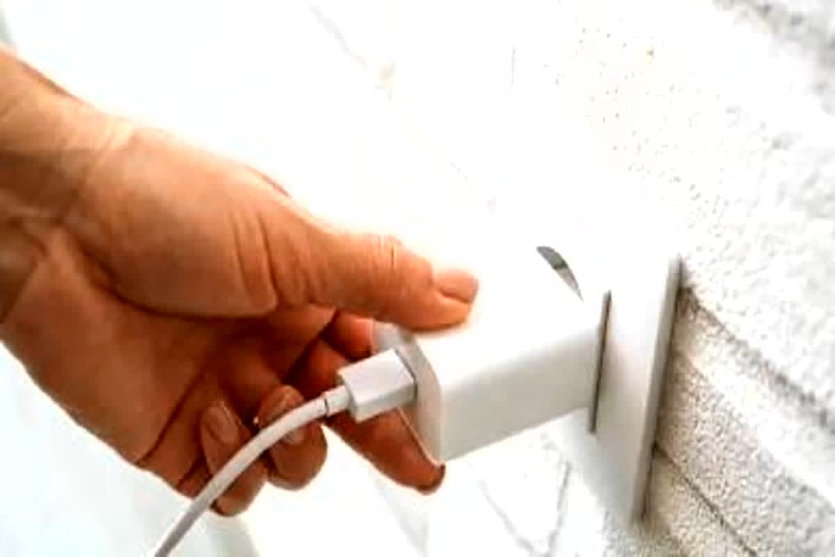 Safety Alert on Charger: सरकार की चेतावनी! सस्ते चार्जर बन सकते हैं जानलेवा… हो सकता है बड़ा हादसा, बताया ऐसा चार्जर ही रखें अपने पास