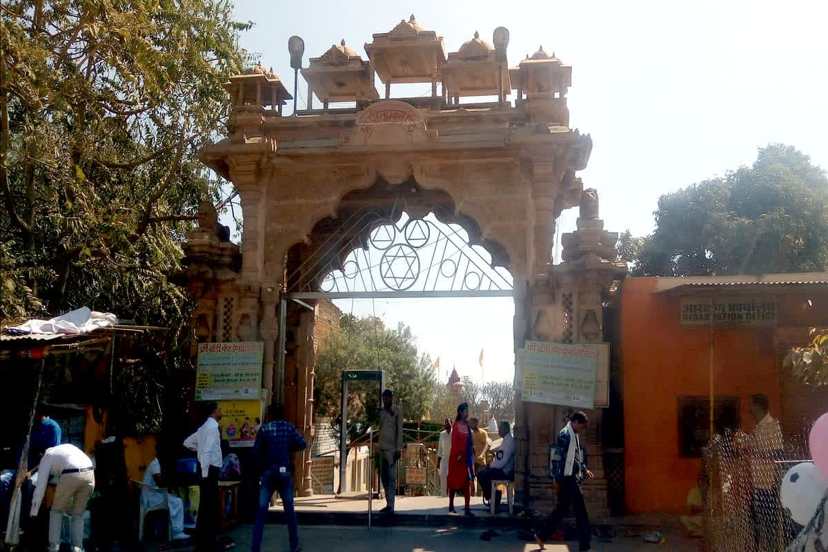 Datia News: दतिया के पीतांबरा पीठ मंदिर की संध्या आरती में भक्ति में लीन थे भक्त, अचानक हुआ बड़ा हादसा, मुख्य द्वार के 8 पिलर अचानक गिरे, फिर जो हुआ…