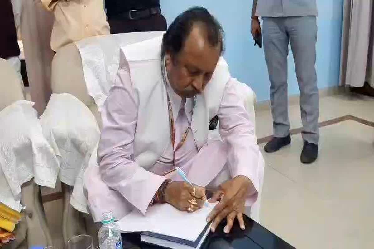 Kanpur News: बैठक में BJP सांसद और पूर्व सांसद के बीच हाथापाई की नौबत, SP-DM को पत्र लिखकर वरिष्ठ नेता ने जान का खतरा बताया