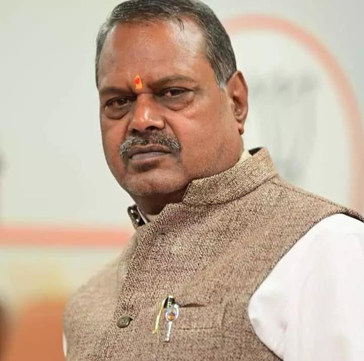 Gwalior News: बाल-बाल बचे मंत्री जी! नारायण सिंह कुशवाहा की सुरक्षा में बड़ी लापरवाही, नशेड़ी ने गाड़ी के सामने कर दिया ये बड़ा कांड, मामले में मंत्री हुए आग-बबूला…