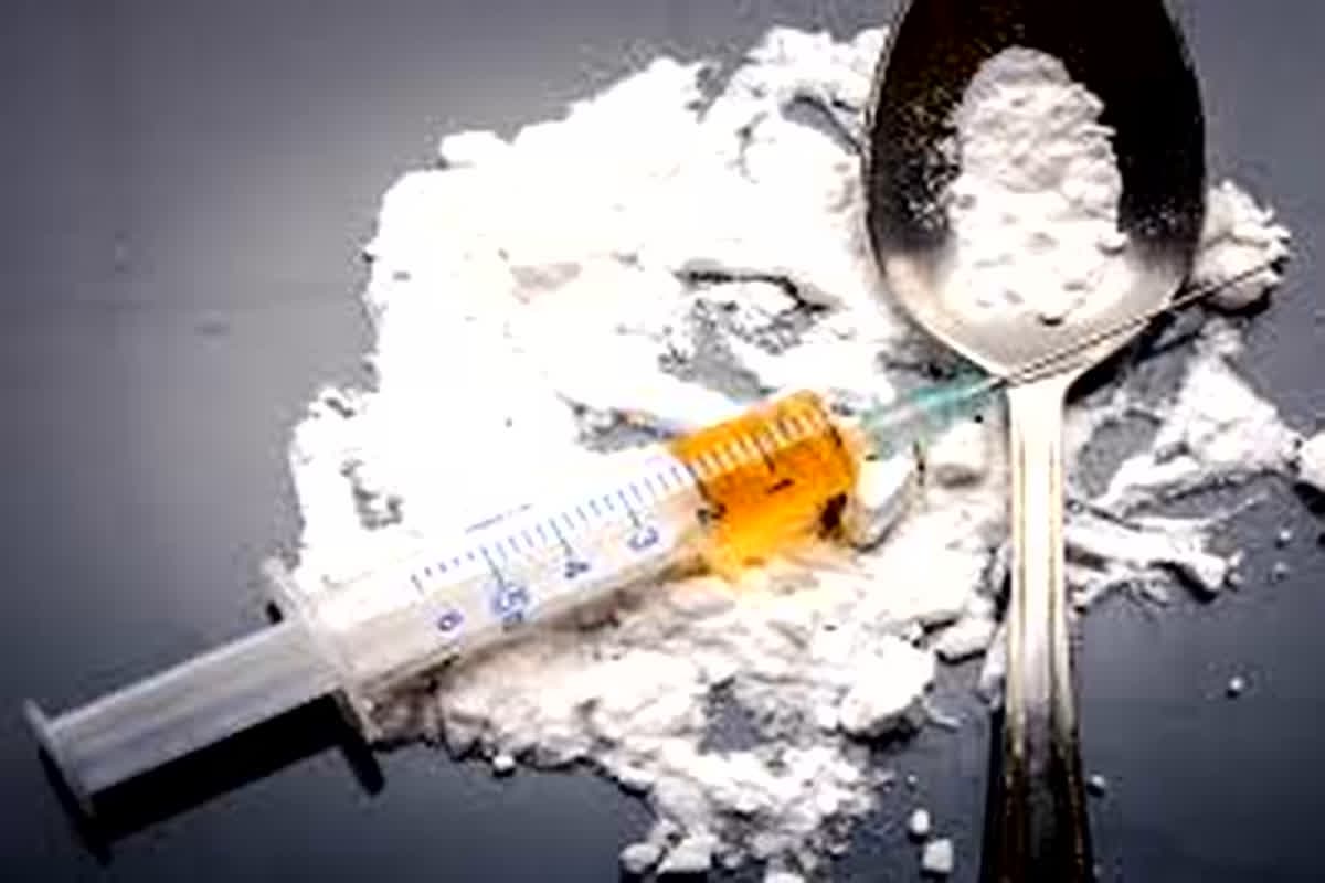 UP Crime News: बस स्टैंड में महिला और युवक को पुलिस ने दबोचा, जांच करने पर मिला कुछ ऐसा की उड़ गए सभी के होश, जानकर आप भी जाएंगे चौंक