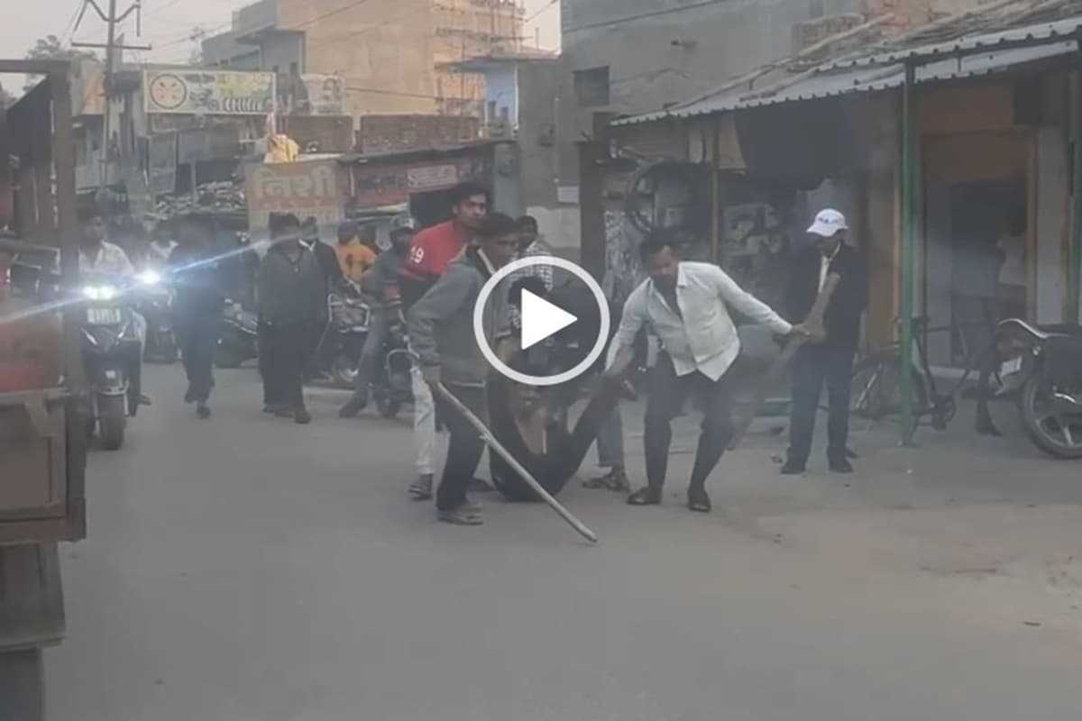 Viral Video: कोरबा में युवक को उसके ही परिजनों ने पड़ोसियों संग मिलकर की पिटाई, हाथ पैर पकड़कर बीच सड़क फेंका…वीडियो वायरल