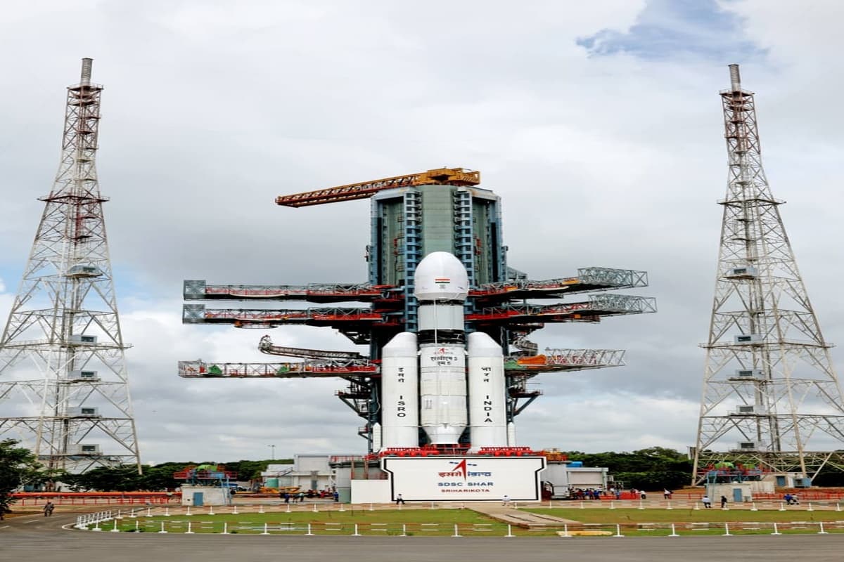 ISRO: इसरो आज रचेगा इतिहास! भारतीय नौसेना को अब मिलेगा हाई-टेक सुपरनेटवर्क… उड़ान भरेगा भारत का सबसे भारी उपग्रह