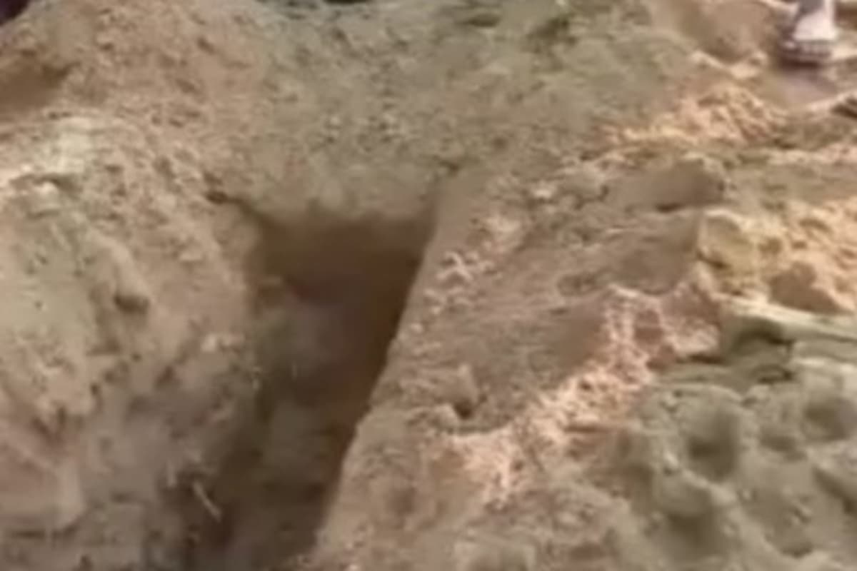 Bijnor News: अर्द्धनग्न अवस्था में कब्र में जाकर सो गया शख्स, लोग समझे हो गई मौत, कब्र से उठते ही मच गया हड़कंप