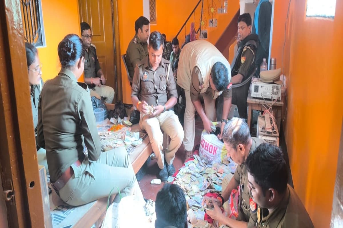 Pratapgarh News: पुलिस ने बरामद की इतिहास की सबसे बड़ी कैश राशि, 22 घंटे तक चलती रही गिनती, ड्रग माफिया पर कसा शिकंजा