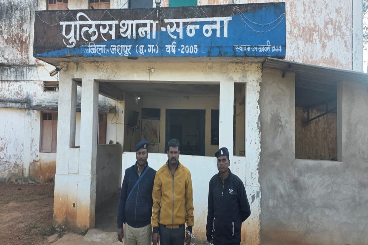 Jashpur News: काम के बहाने युवती से बढ़ाया संपर्क, फिर बनाने लगा शारीरिक संबंध, गर्भवती होने पर दो बार कराया गर्भपात, आरोपी गिरफ्तार