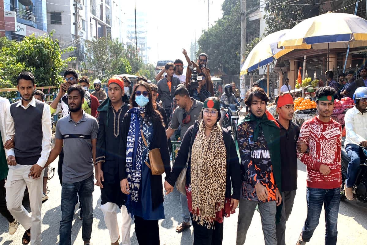 Bangladesh Protest News: बांग्लादेश में फिर बढ़ा तनाव! राजशाही में प्रदर्शनकारियों का भारतीय मिशन के सामने प्रदर्शन, पुलिस से हुई झड़प, देखें