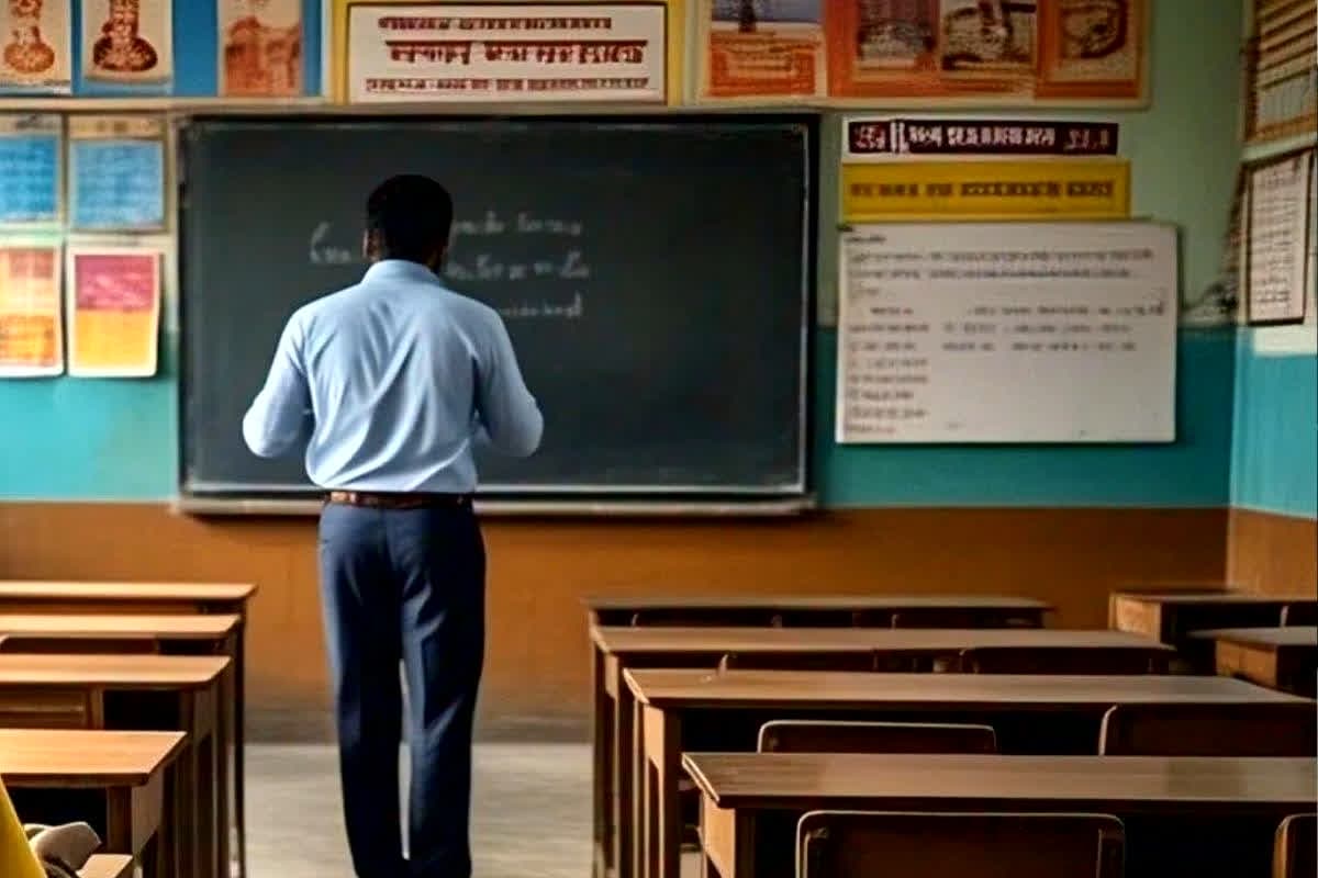 CG Teacher Viral Video: स्कूल में महिला शिक्षकों से प्रधानपाठक का ‘सेक्स की डिमांड’… ‘प्राइवेट पार्ट’ दिखाकर करता था ये काम, वीडियो वायरल होते ही शिक्षा विभाग ने उठाया बड़ा कदम