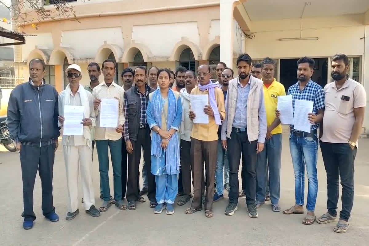 Dhamtari News: पूर्व सरपंच और ग्रामीणों ने की इच्छा मृत्यु की मांग, आवेदन लेकर पहुंचे कलेक्ट्रेट, वजह जानकर कलेक्टर भी रह गए हैरान