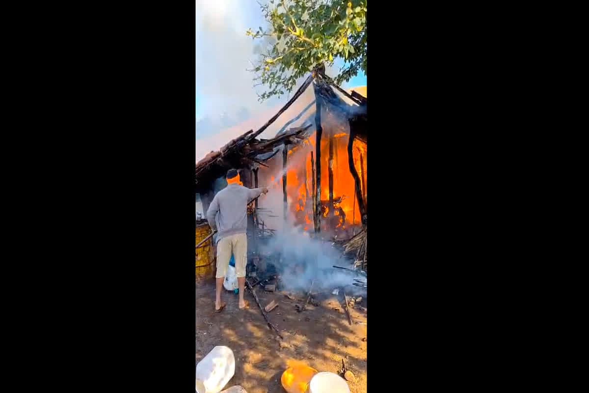 Dhar Fire News: धूं-धूं कर जल गई गरीब परिवार की झोपड़ी, सालों की कमाई जलकर खाक, नेता प्रतिपक्ष ने किया ये बड़ा ऐलान