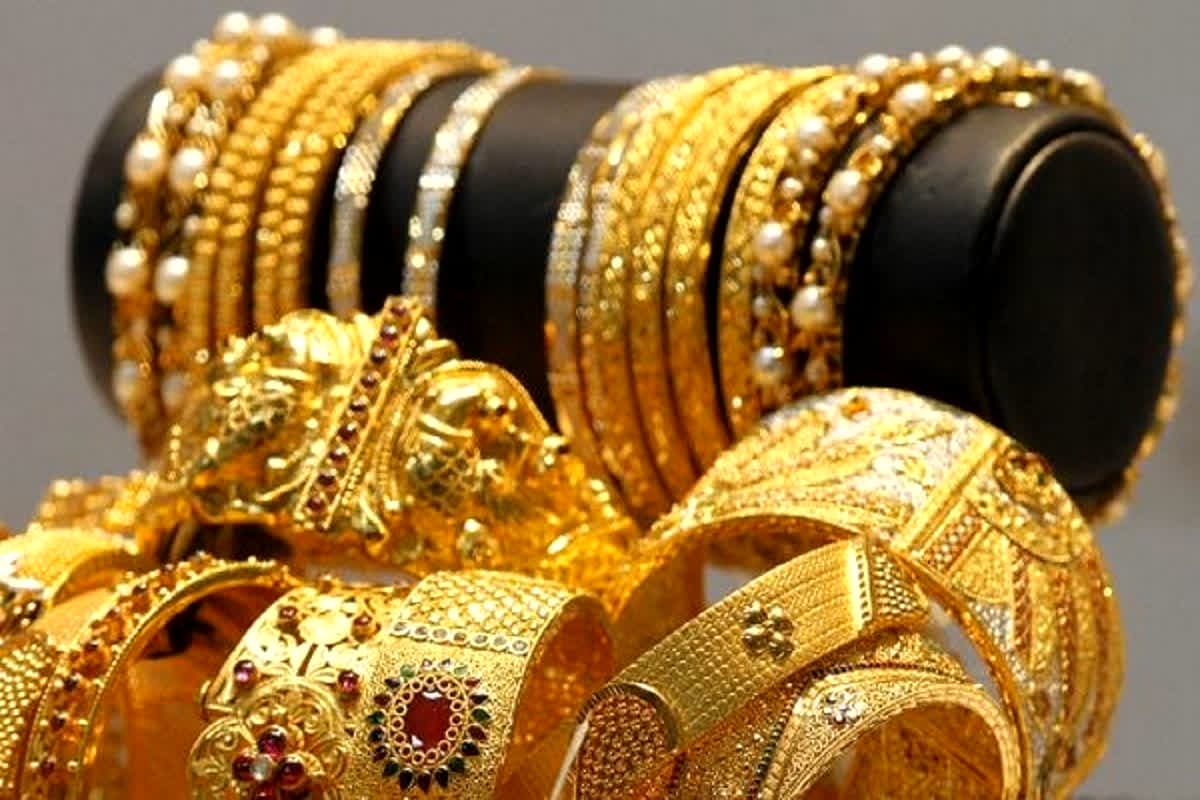 Gold Price Today 11 December 2025: शादियों के सीजन में 74 हजार के करीब हुआ सोने का भाव, रेट सुनकर खरीदारों के चेहरे खिले! ज्वेलरी बनवाने लोगों की लगी भीड़!