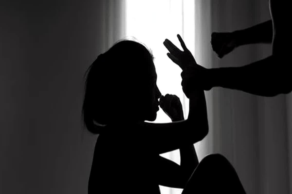 UP Crime News: 13 साल की नाबालिग से दुष्कर्म, गांव के ही युवक ने मिटाई हवस, पुलिस ने शुरू की तलाश