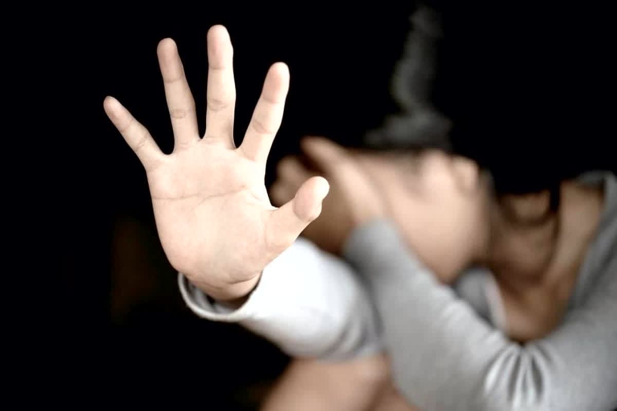 Jabalpur News: शिकायत की तो नौकरी से निकाल दूँगा… फैक्ट्री के अंदर महिला कर्मचारी के साथ ‘साहब’ करते थे ऐसी हरकत, राज़ खुलते ही मच गया बवाल