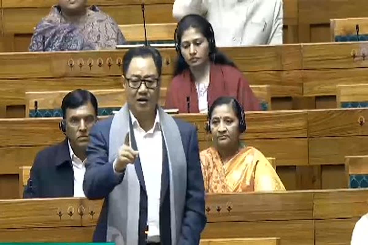 Kiren Rijiju Viral Video: केंद्रीय मंत्री किरेन रिजिजू ने कांग्रेस नेतृत्व पर लगाए पीएम मोदी को ‘धमकी’ देने के आरोप, सदन में कर दी बड़ी मांग, सुनकर आप भी रह जाएंगे दंग