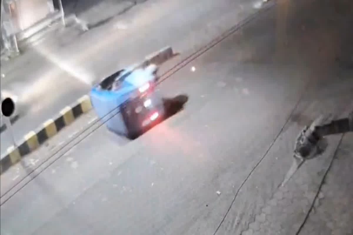Pendra Accident News: पेंड्रा में दिल दहला देने वाला सड़क हादसा, नशे में ऑटो चला रहा था ड्राइवर, आगे की कहानी डरावनी, देखिए CCTV फुटेज
