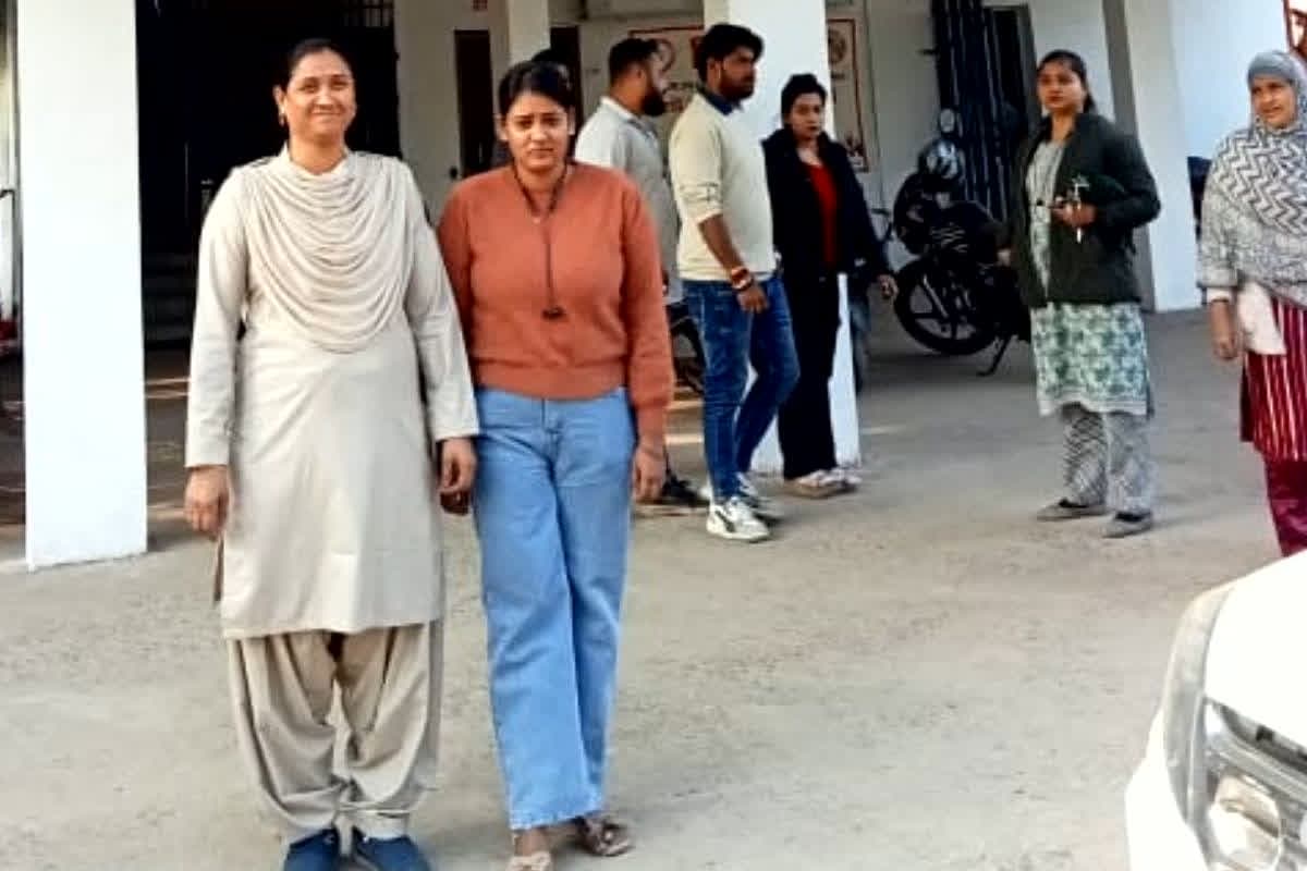 Raipur News: रायपुर में महिला फायनेंसकर्मी का करतूत पकड़ा गया… घर में घुसकर पहले युवक ने किया ये कांड, फिर जो हुआ जानकर पुलिस भी हैरान