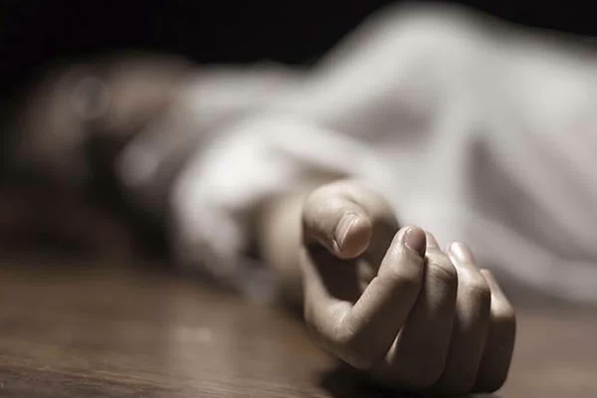 Girl Student Committed Suicide: हॉस्टल के कमरे में इस हाल मिली सेकंड ईयर की छात्रा, हालत देख हैरान रह गए सभी, किसी को नहीं हुआ यकीन