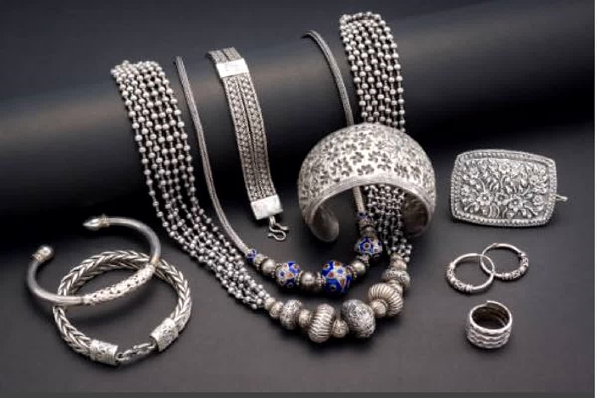 Silver Price Today: चांदी के भाव ने लगाया नया धमाका! 1 दिन में 1,000 रुपये की उछाल, जानें आपके शहर का लेटेस्ट रेट!
