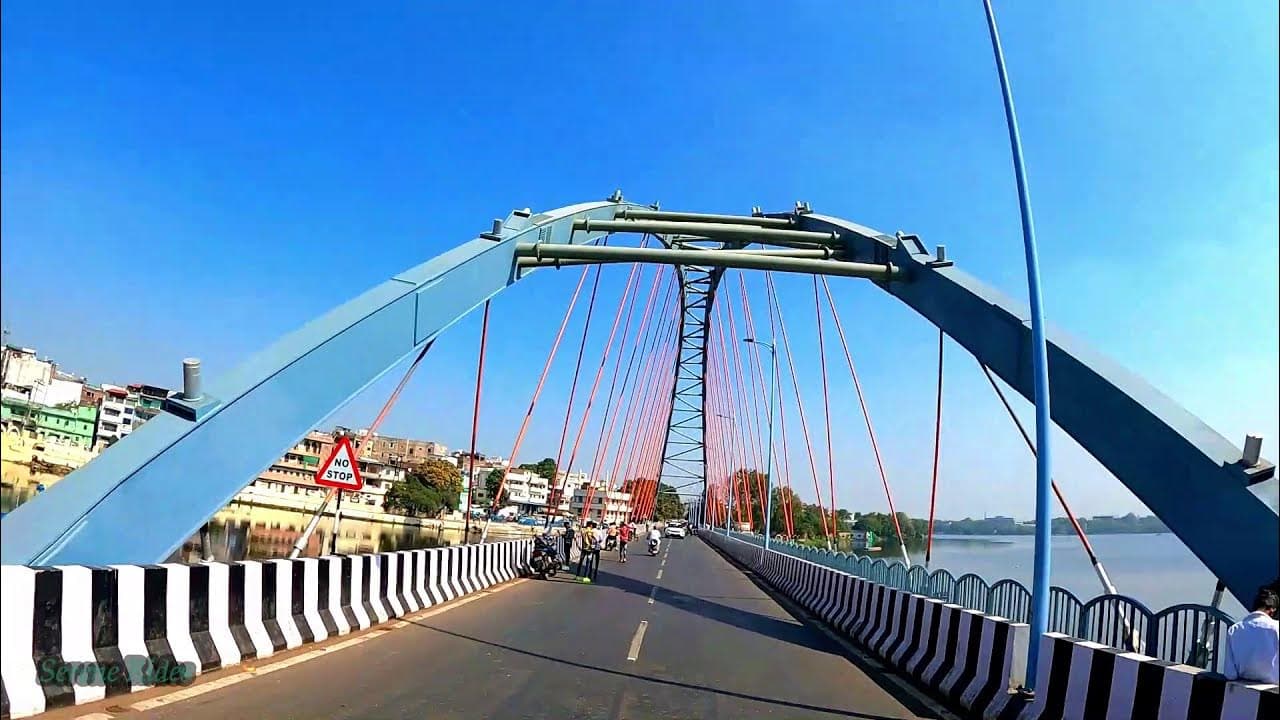 Bhopal News: राजधानी के इस ब्रिज से युवक ने लगाई छलांग, मौके पर मौजूद लोग बने मसीहा, ऐसे बचाई जान