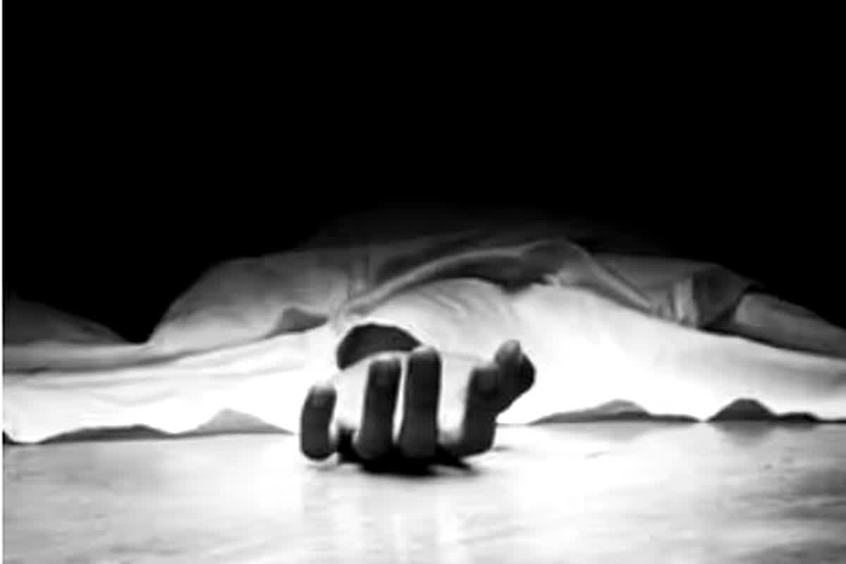 Raipur Crime News: рд▓рд╡ рдореИрд░рд┐рдЬ рдХрд╛ рджрд░реНрджрдирд╛рдХ рдЕрдВрдд! рд░рд╛рдпрдкреБрд░ рдореЗрдВ рдкрддрд┐ рдиреЗ рдкрддреНрдиреА рдХреА рд╣рддреНрдпрд╛ рдХрд░ рдЯреНрд░реЗрди рдХреЗ рд╕рд╛рдордиреЗ рд▓рдЧрд╛рдИ рдЫрд▓рд╛рдВрдЧ, рд╕реБрд╕рд╛рдЗрдбрд▓ рдиреЛрдЯ рдкрдврд╝рдХрд░ рдЙрдбрд╝реЗ рдкреБрд▓рд┐рд╕ рдХреЗ рд╣реЛрд╢