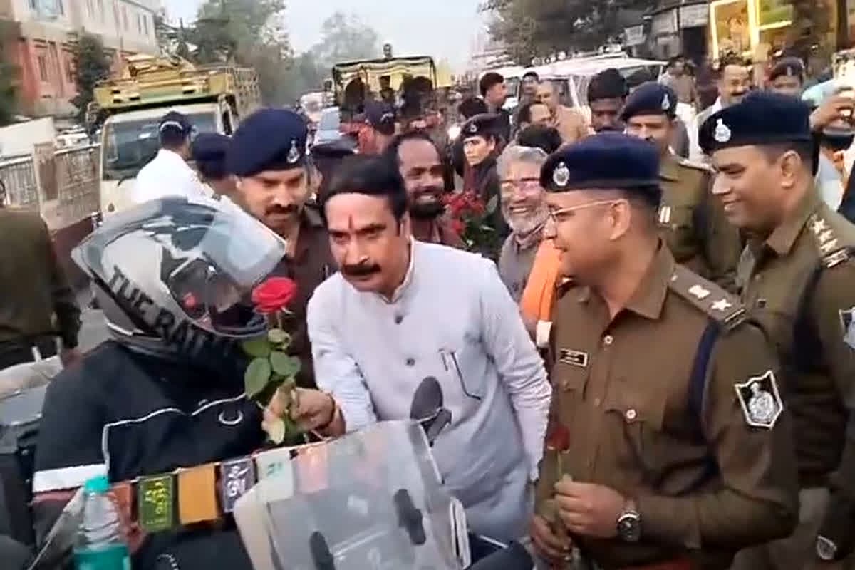 Guna News: सुरक्षा का अनोखा अभियान, सड़क पर उतरे कलेक्टर-एसपी, बिना हेलमेट वालों को ‘यमराज’ ने दी चेतावनी