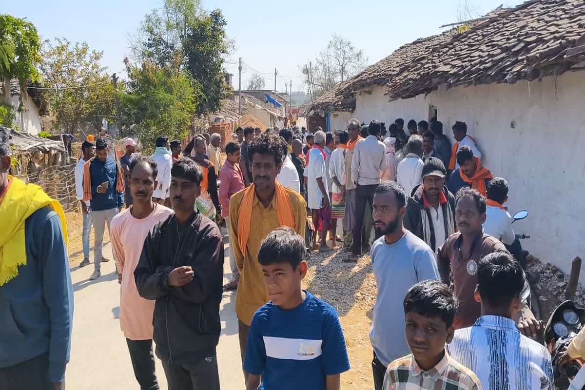 Kawardha News: गाड़ी में टीआई की काली करतूत! वर्दी का खौफ दिखाकर ‘साहब’ कर रहे थे ऐसा काम, ग्रामीणों ने बीच सड़क पर खोल दी पोल