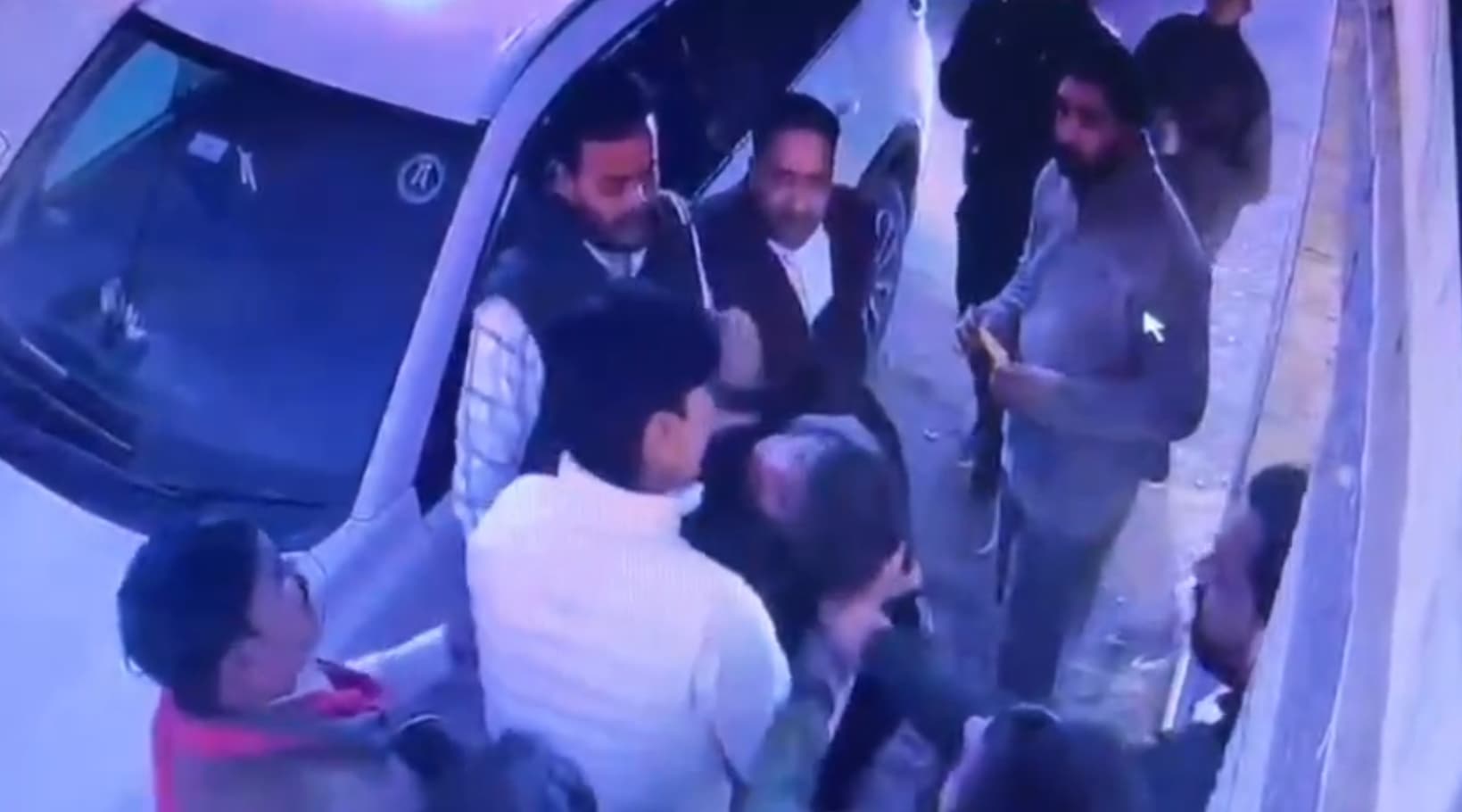Maihar Viral Video: फ्री में गाड़ी नहीं छोड़ी तो हो गई पिटाई! बैरियल कर्मचारी से खुलेआम मारपीट, गला भी दबाया, सीसीटीवी में कैद हुई शर्मनाक घटना