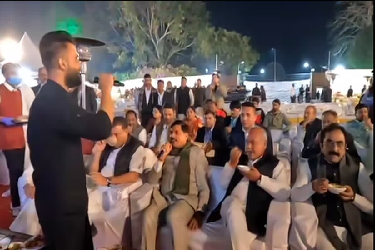 CM Mohan Yadav Singing: मुख्यमंत्री का ऐसा अंदाज़ पहले नहीं देखा! भजन गायक के साथ गाना गाते दिखे डॉ. मोहन यादव, वीडियो वायरल