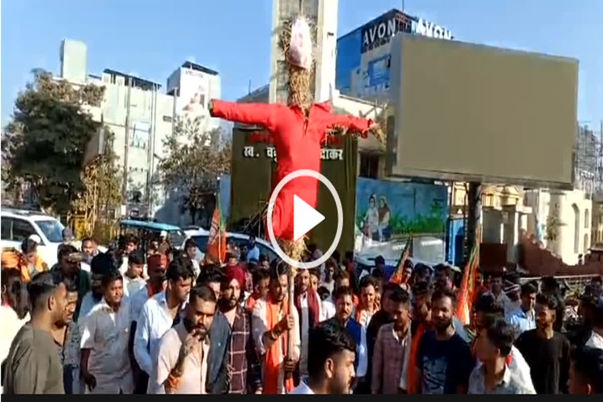 Raipur News: BJYM ने फूंका पूर्व सीएम का पुतला, धीरेन्द्र कृष्ण शास्त्री और प्रदीप मिश्रा पर टिप्पणी को लेकर प्रदेशभर में तनातनी