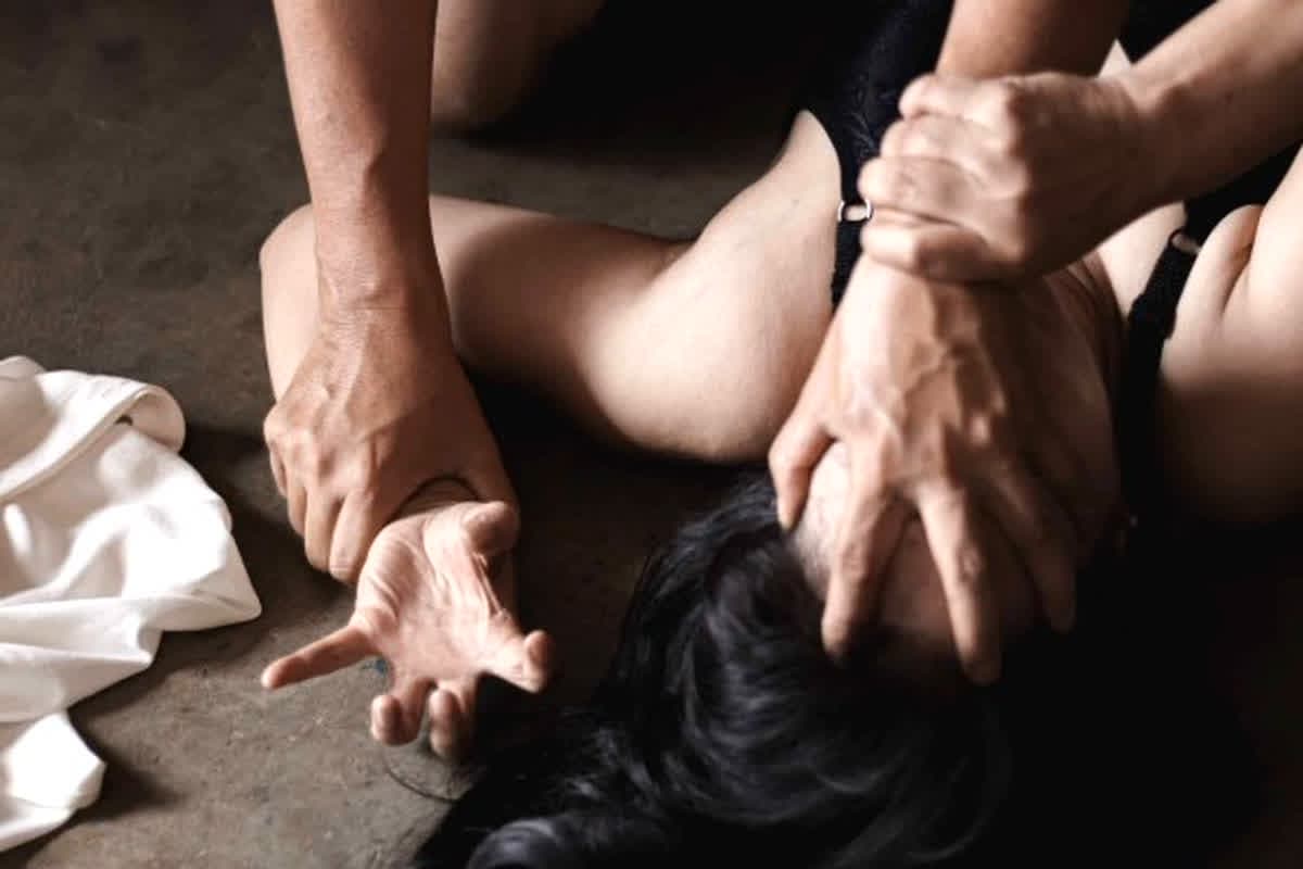 Banda News: घर में अकेली युवती से दुष्कर्म कर रहा था युवक, अचानक पहुंच गए परिजन, फिर जो हुआ हैरान कर देगा