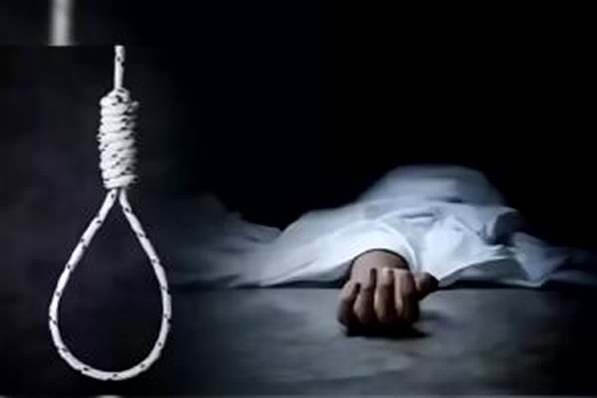 Ratlam Suicide News: सरकारी इमारत के पास हुई खौफनाक वारदात!.. युवक के साथ हुआ कुछ ऐसा देख दंग रह गए लोग, घटना का सच जानकर उड़ जाएंगे होश