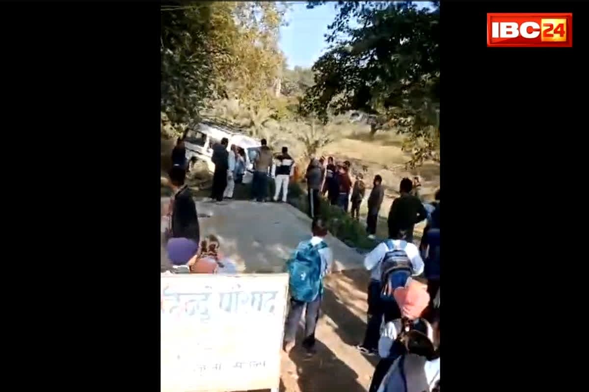 School Bus Accident: 25-30 बच्चों को भरकर स्कूल ले जा रही थी बोलेरो, बुरे हाल में मिली नाले के पास, लोगों ने बताया क्या से क्या हो गया देखते-देखते…