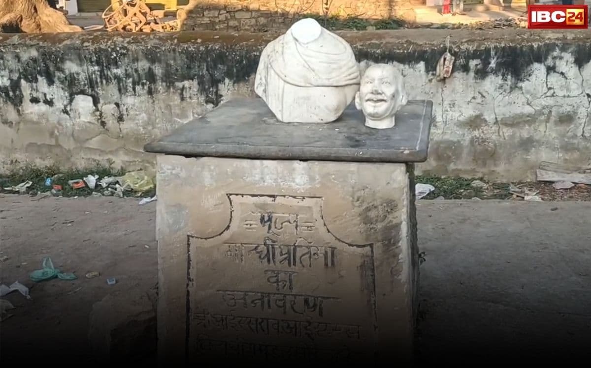 Gandhi Statue Vandalism: आधी रात मच गया बवाल! यहां तोड़ी गई राष्ट्रपिता महात्मा गांधी की प्रतिमा, सड़क पर फूटा लोगों का गुस्सा, देखें video