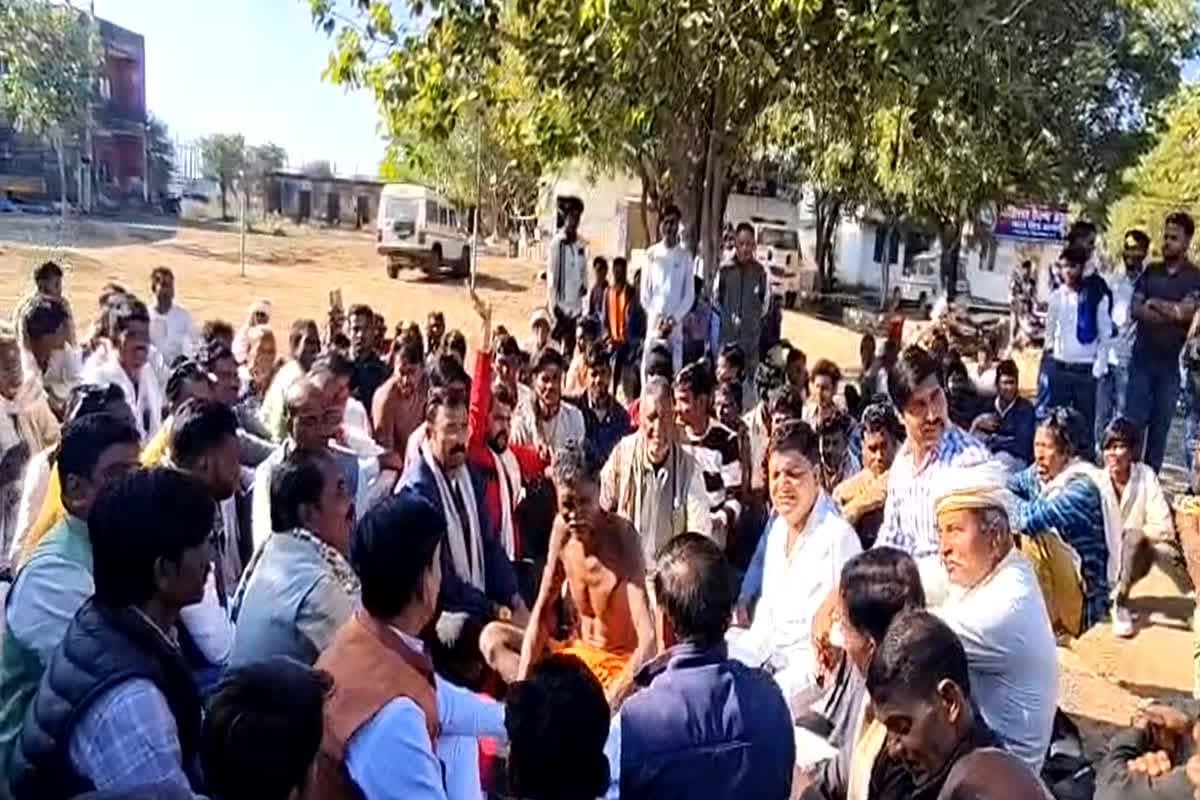 Police Custody Brutality: एमपी में हथकड़ी में हैवानियत! थाने के भीतर आदिवासी की पिटाई का आरोप, उबाल पर जनता, धरने में बैठे मंत्री