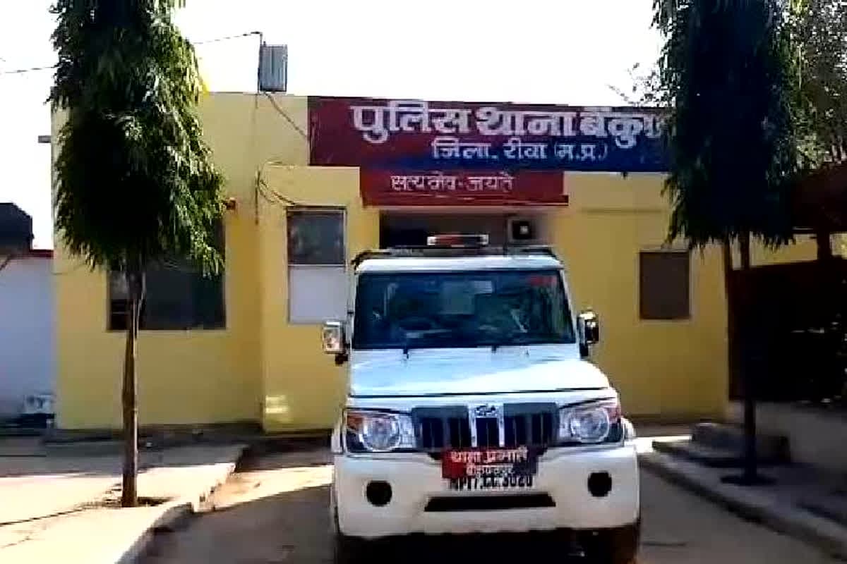Teacher assaults student: शिक्षक की शर्मनाक करतूत! छात्रा को जूते से मारा, एसपी कार्यालय पहुंचे परिजन, मचाया हंगामा