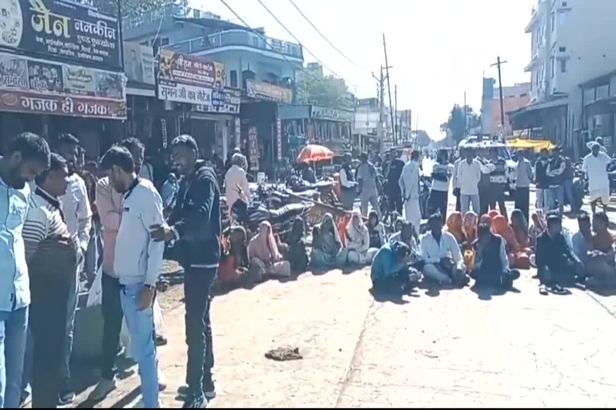 Farmers Protest In Ujjain: अचानक महिलाओं लेकर सड़क पर उतरे किसान, कर दिया चक्काजाम, प्रशासन से कर रहे ये बड़ी मांग