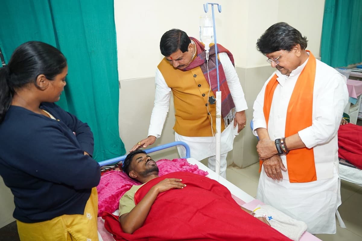 Indore Water Contamination: सीएम डॉ मोहन यादव पहुंचे परदेशीपुरा चौराहा, अस्पताल में भर्ती बीमार लोगों से किए मुलाकात