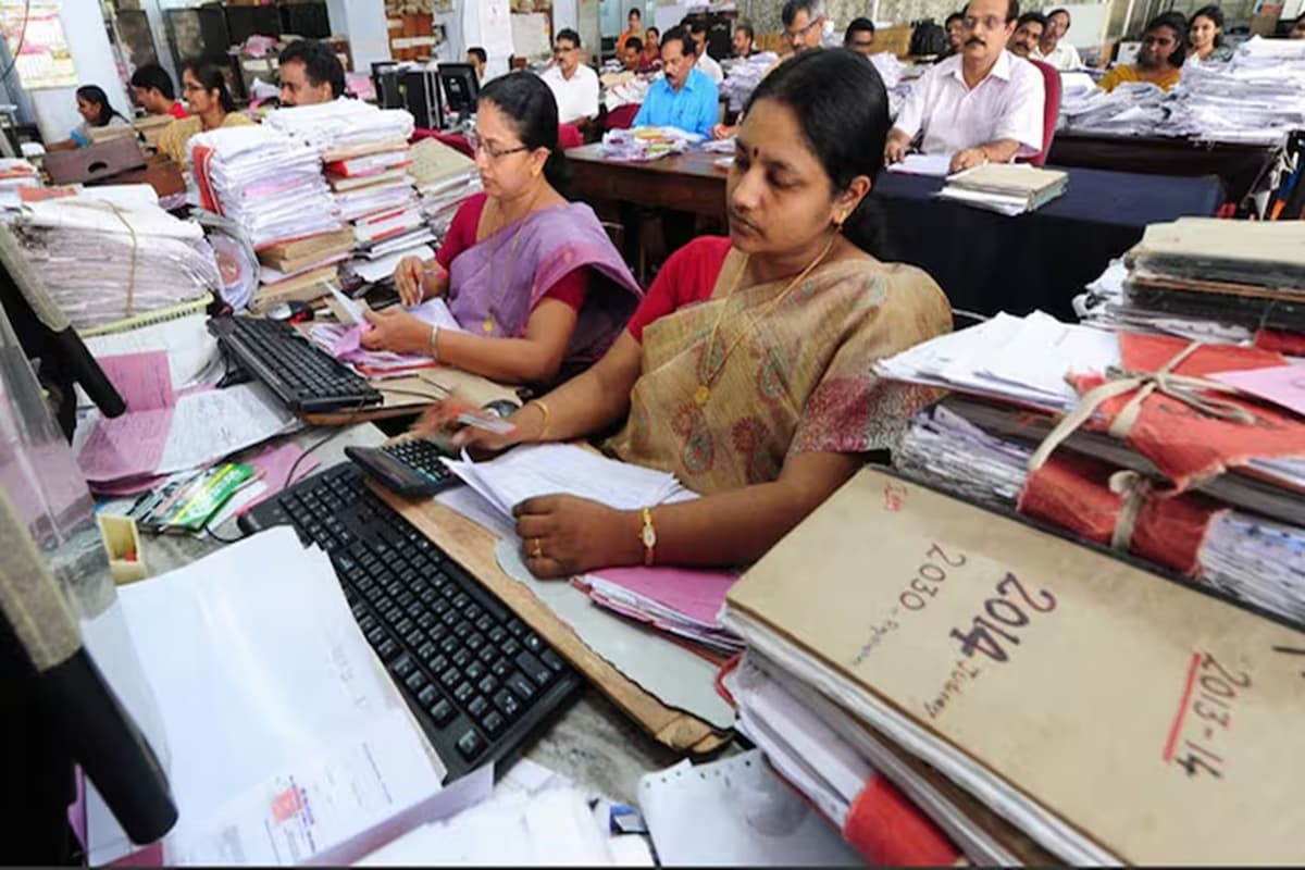 MP Govt Employees News: अब सरकारी कर्मचारियों को इतने बजे आना होगा दफ्तर, नहीं आने पर हो सकती है कार्रवाई, सीएम ने खुद दी चेतावनी