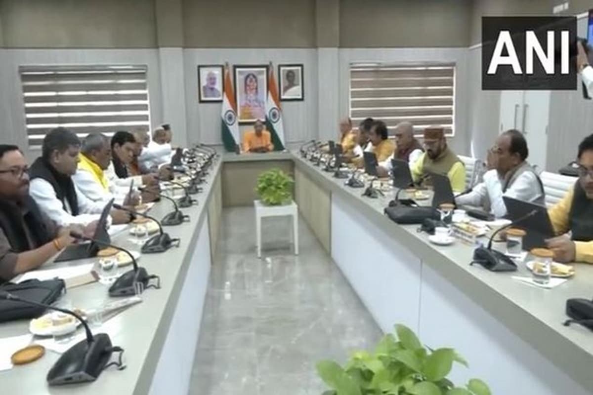 Yogi Cabinet Ke Faisle : शिक्षकों-रसोइयों को मिलेगी कैशलेस मेडिकल की सुविधा, पांच लाख तक का इलाज मुफ्त, योगी कैबिनेट ने 30 प्रस्तावों पर लगाई मुहर