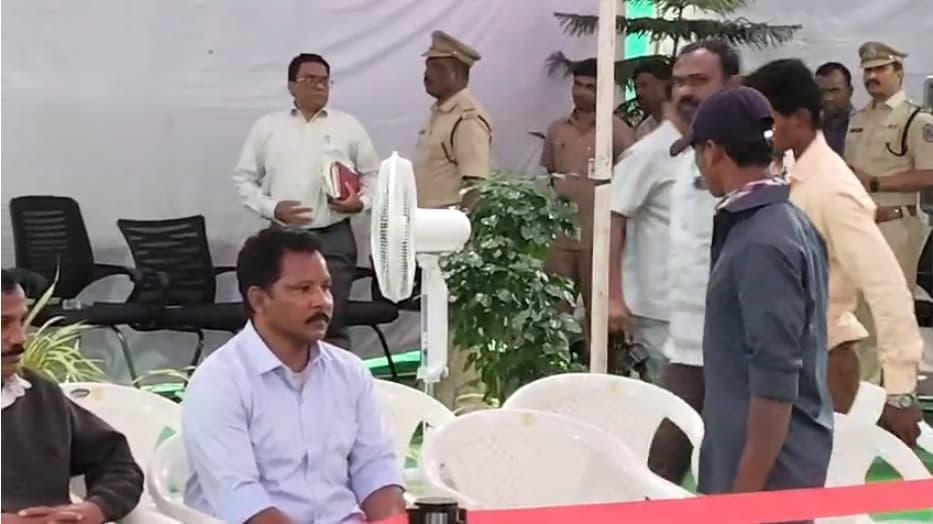 Barse Deva Surrender: हिड़मा के करीबी और खूंखार नक्सली का सरेंडर, PLGA कमांडर बारसे देवा ने 20 साथियों के साथ डाले हथियार, इतने लाख रुपए का था इनाम