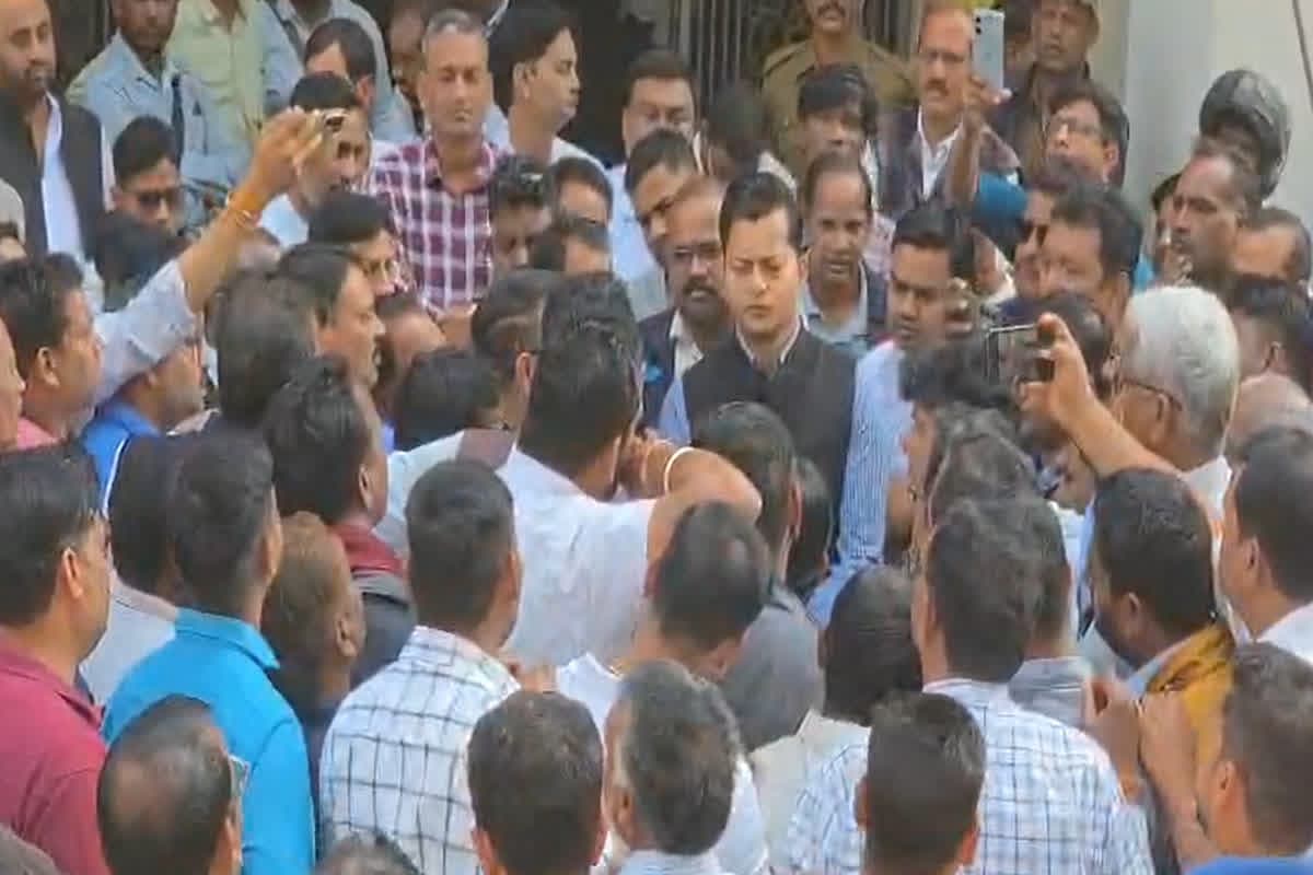 CG Dhan Kharidi Last Date: धान खरीदी में मात्रा 8 दिन शेष. फिर भी किसानों को नहीं मिल रहा टोकन, कलेक्ट्रेट पहुंचकर किसानों ने कह दी ये बड़ी बात